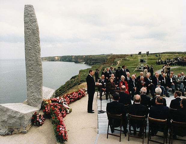 619px-President_Reagan_giving_speech_on_the_40th_Anniversary_of_D-Day_at_Pointe_du_Hoc,_Normandy,_France,_1984